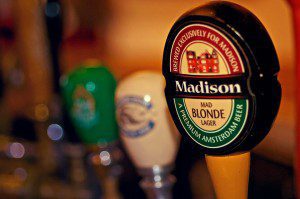 Madison Pub é um dos bares favoritos dos intercambiários por oferecer uma diversidade de ambientes.