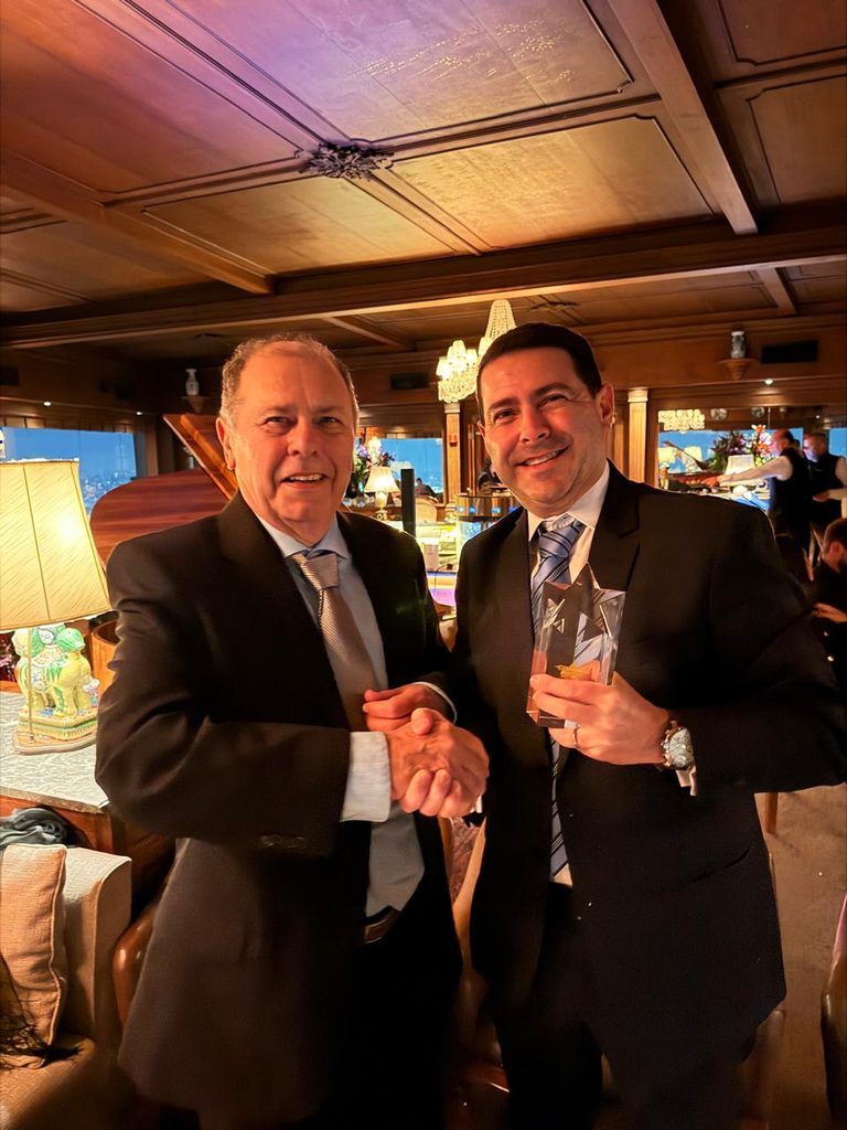 Fundador da BIL entrega troféu do StudyTravel Star Awards ao diretor Thiago Tanus