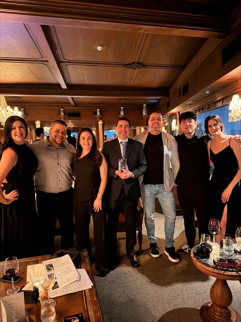 Equipe e guias BIL durante a celebração da premiação internacional