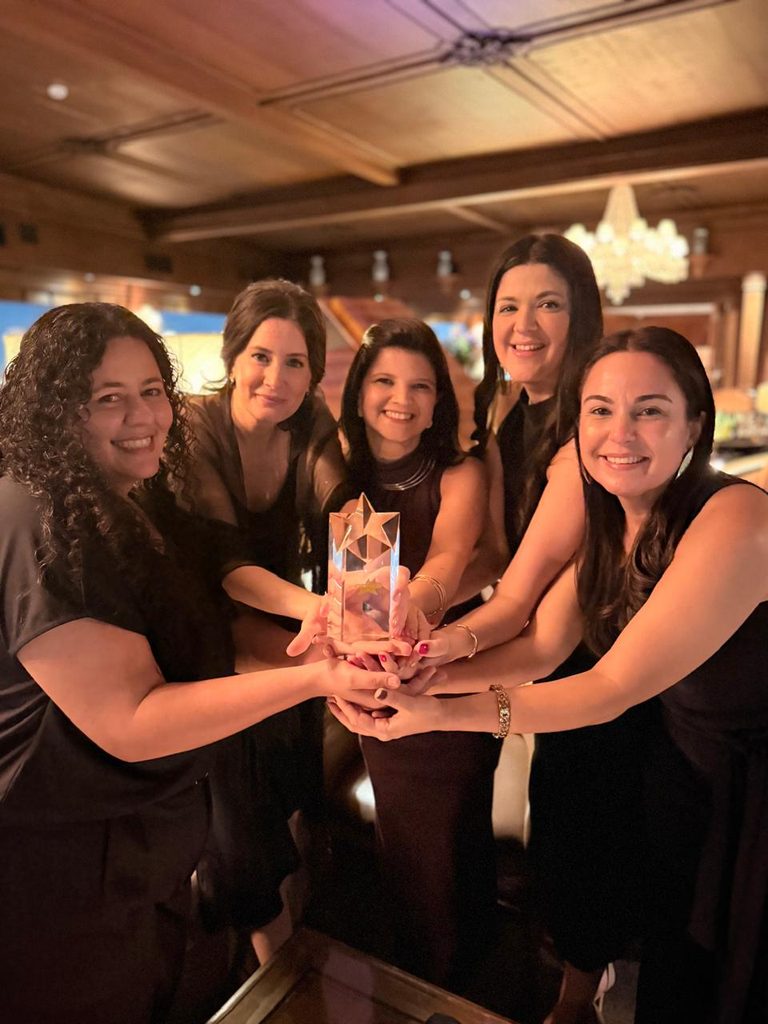 Equipe BIL com o troféu de Melhor Agência de Intercâmbio das Américas